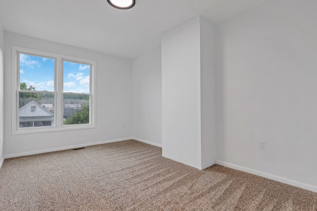 Building Photo - 282 S Cypress Ave