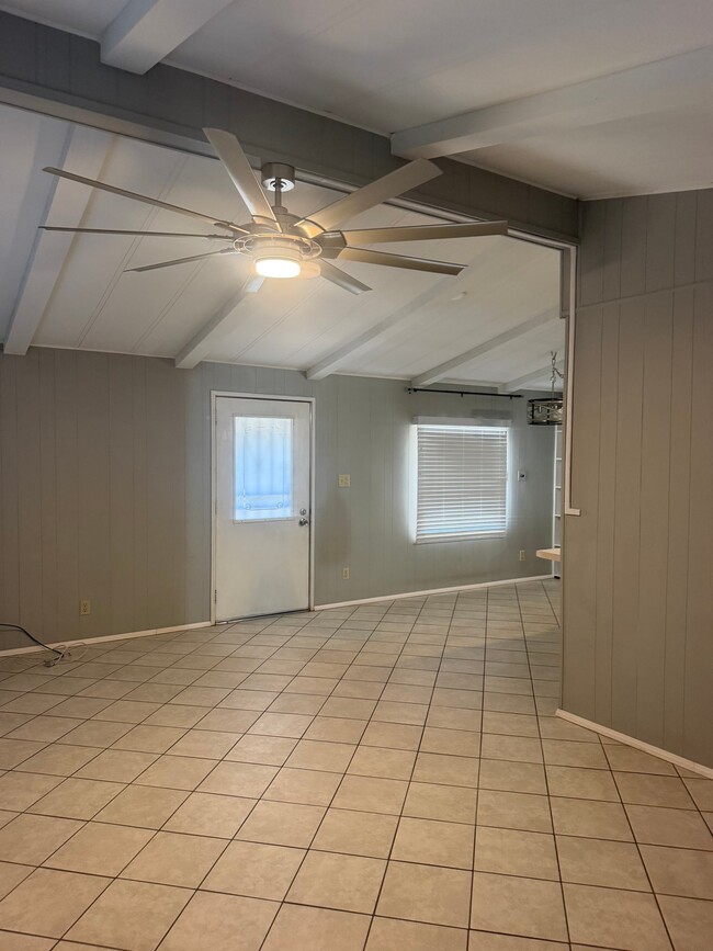 Building Photo - 24 W Rio Colorado Dr
