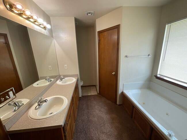 Building Photo - 4 bed, 2 bath, brick, gas stove, dishwashe...