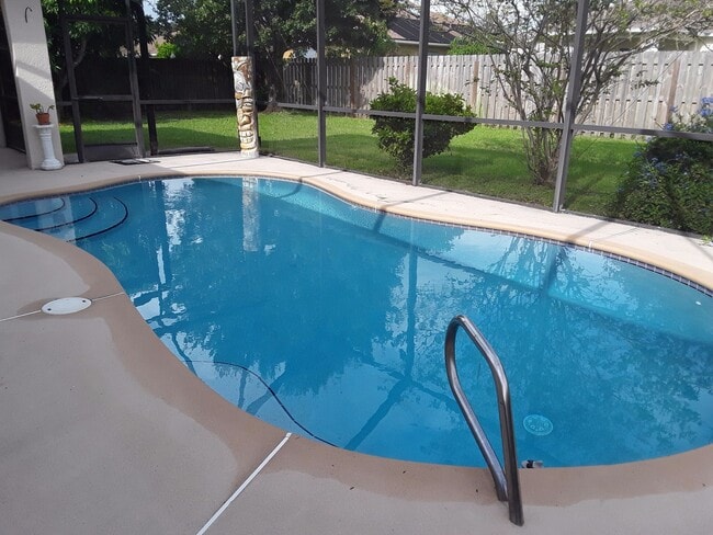 Building Photo - Newly carpeted  3 bedroom and 2 bath home ...