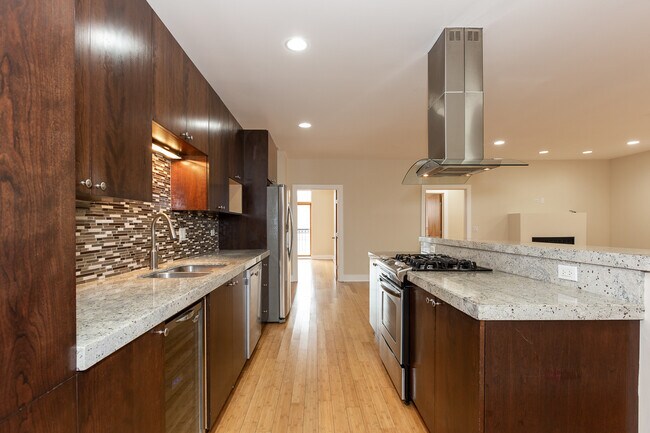 Building Photo - 5766 N Lincoln Ave