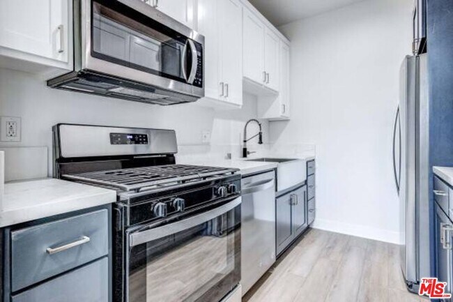Building Photo - 624 W 83rd St