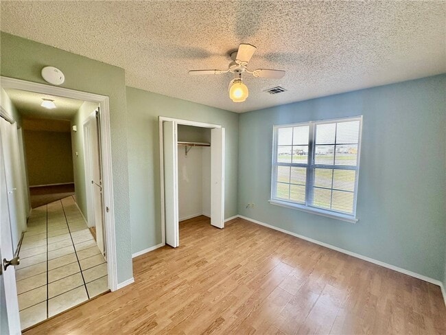 Building Photo - 639 E Hwy 264