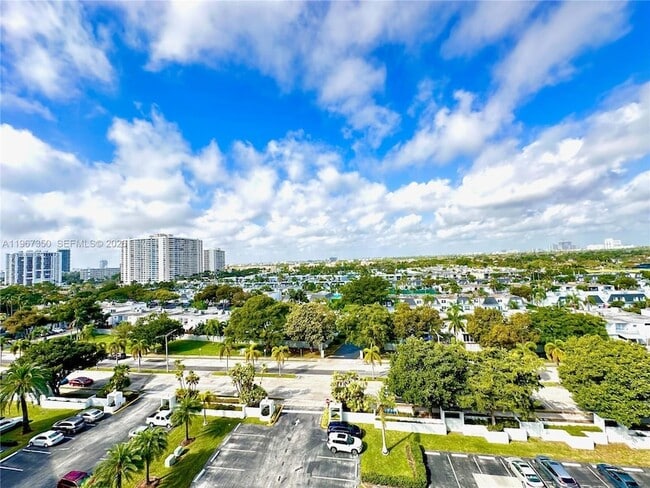 Building Photo - 800 Parkview Dr