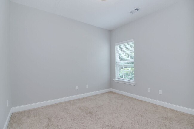 Building Photo - 3 Bedroom 2 Bath in Canterbury Farms