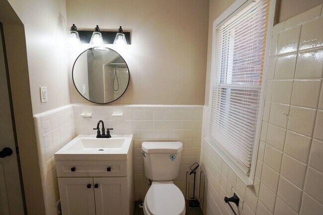 Building Photo - Renovated 3-Bedroom Home - We Welcome Sect...