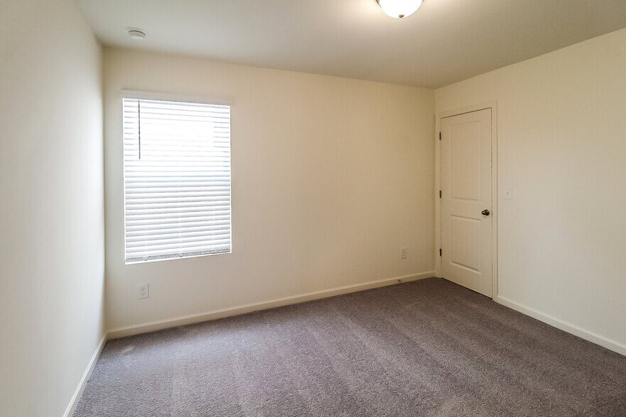 Building Photo - 475 Knightsbridge Ln
