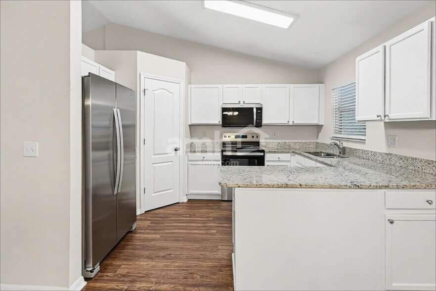 Building Photo - 331 Valley Edge Dr