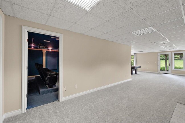 Building Photo - 998 Eagle Ave