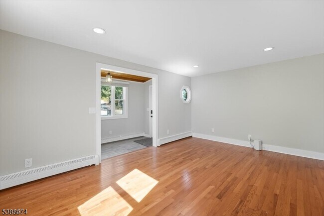 Building Photo - 7 Birchwood Rd