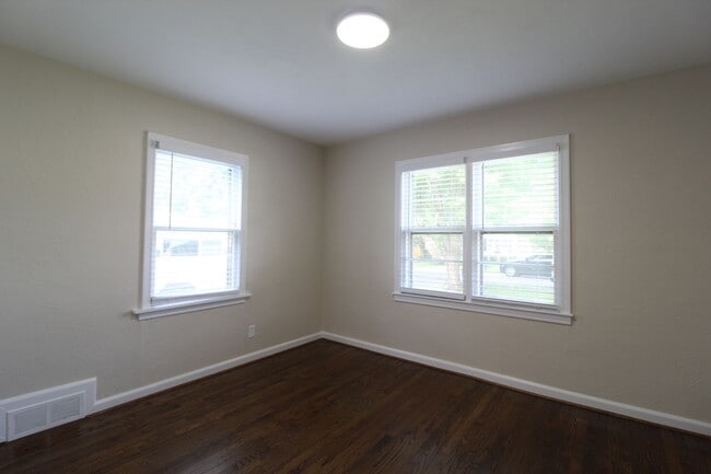 Building Photo - 2 Bedroom 1 Bath Home In Mission