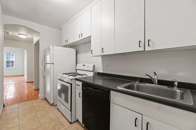 Building Photo - Charming 2 Bedroom Apartment in the Beauti...