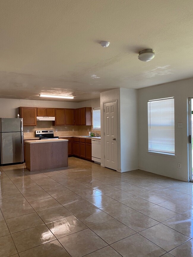 Building Photo - 3114 Junction Dr