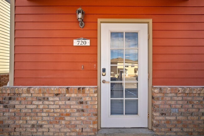 Building Photo - 710 Arbor Lake Dr