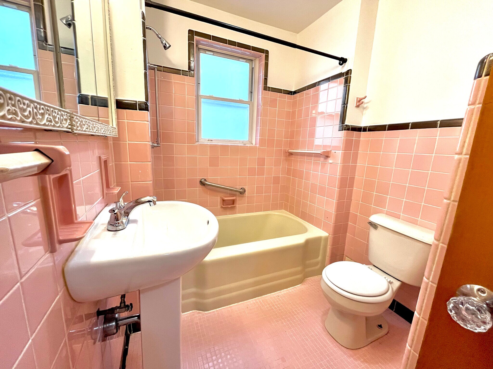 Building Photo - 706 Grand Ave NE