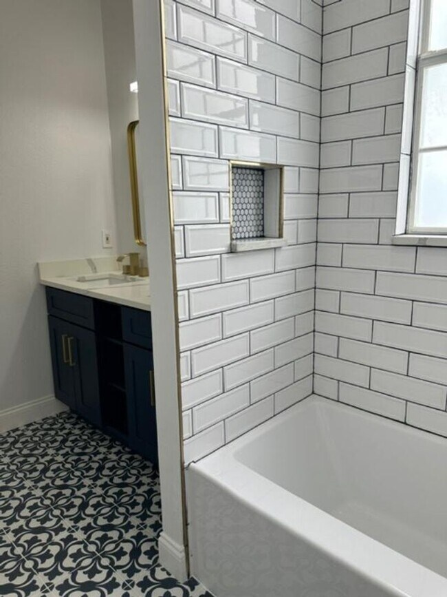Building Photo - Completely remodeled 4 Bedroom 2 Bath sing...