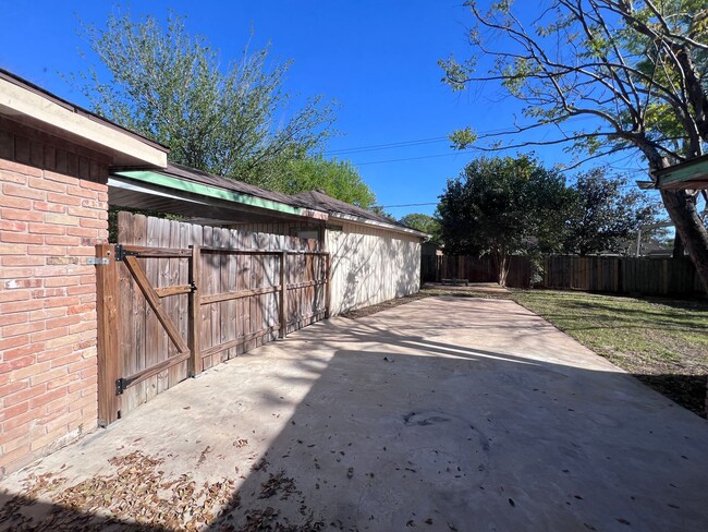 Building Photo - 4 Bedroom 2 Bathroom in Northwest Houston ...