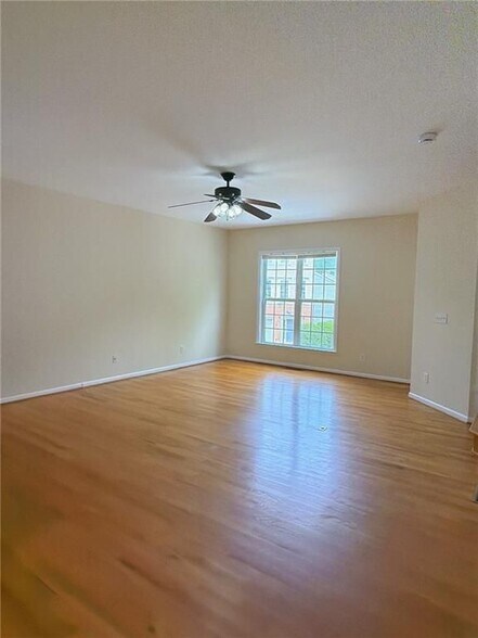 Building Photo - 4012 Howell Park Rd