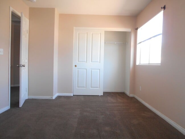 Building Photo - Spacious 4 bedroom Home Located in the Desirable Area of Henderson!