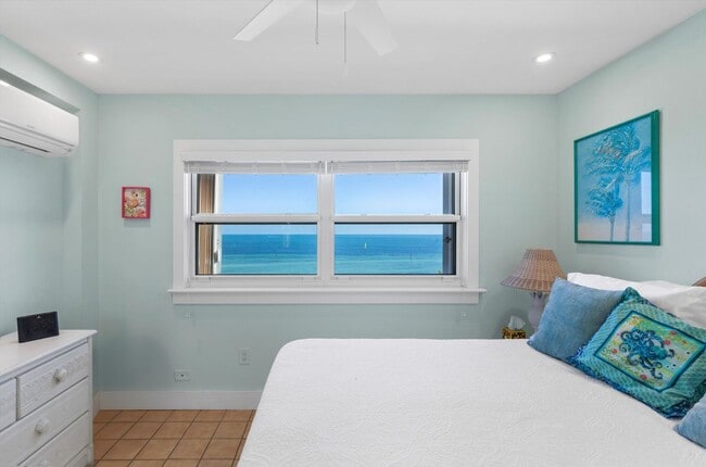 Building Photo - 1 Bedroom 1 Bathroom Furnished Top Floor Direct Ocean View Condo