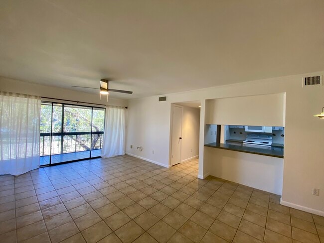 Building Photo - 710 N Village Dr