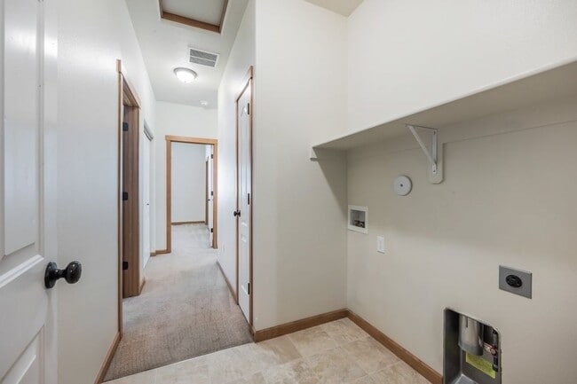 Building Photo - 3 bed 2 bath Crown Pointe Neighborhood wit...
