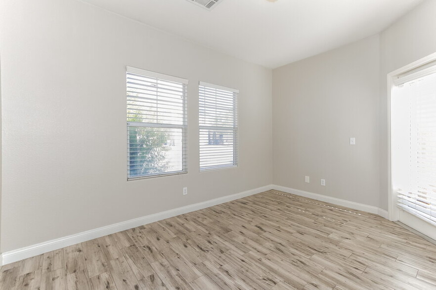 Building Photo - 5402 Royal Yacht Way