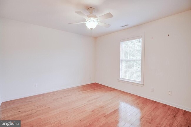 Building Photo - 15 Ridings Way