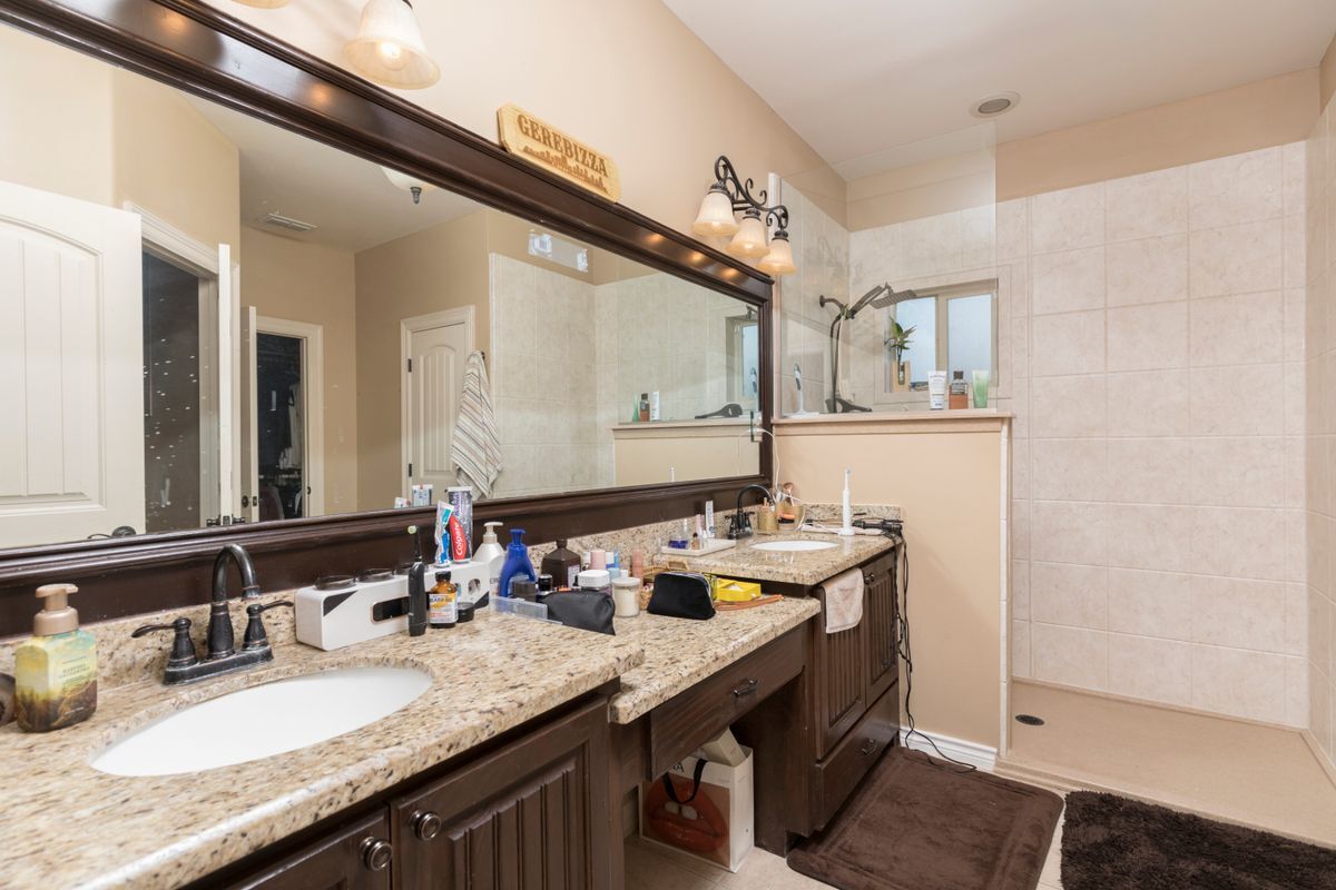 Building Photo - 2020 Queens Ave