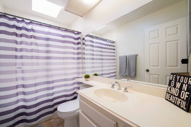 Building Photo - >>> THREE BEDROOM + THREE BATHS TOWNHOUSE ...