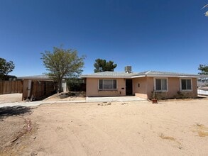 Building Photo - 3 Bedroom 1 Bathroom House with Spacious Bedrooms and Fenced Backyard