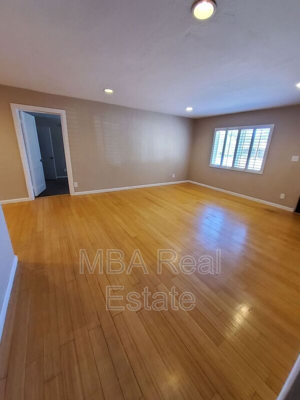 Building Photo - 2225 E Glenrosa Ave