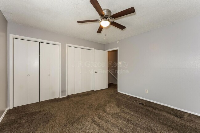 Building Photo - 5927 Shadydell Dr