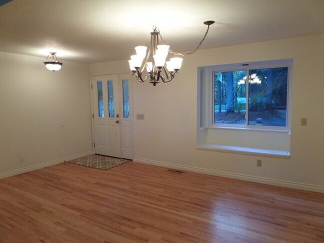 Building Photo - GREAT NEW PRICE! Gorgeous 6-Bedroom Home o...