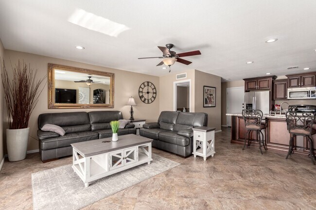 Building Photo - 4 bedroom Lakefront Property