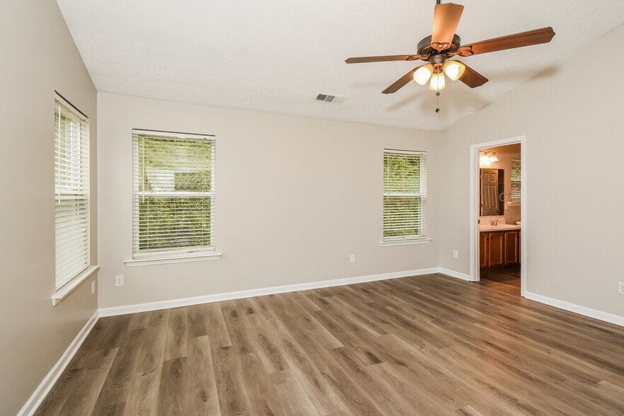 Building Photo - 2040 Valley Creek Dr