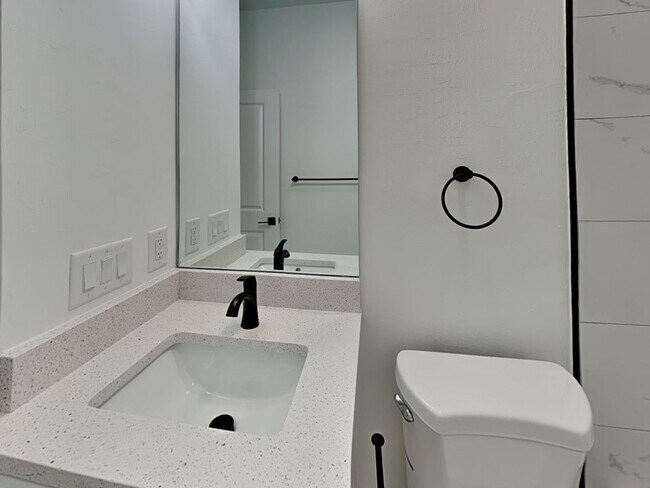 Building Photo - 475 Linden Ave S