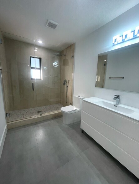 Building Photo - 348 South Dr