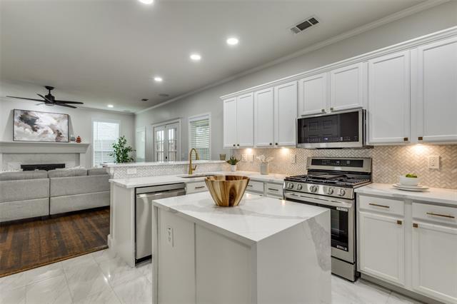 Building Photo - 7800 Glenoaks Dr