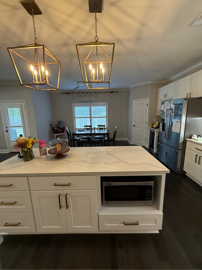 Building Photo - Beautifully Designed Home with Luxury Feat...