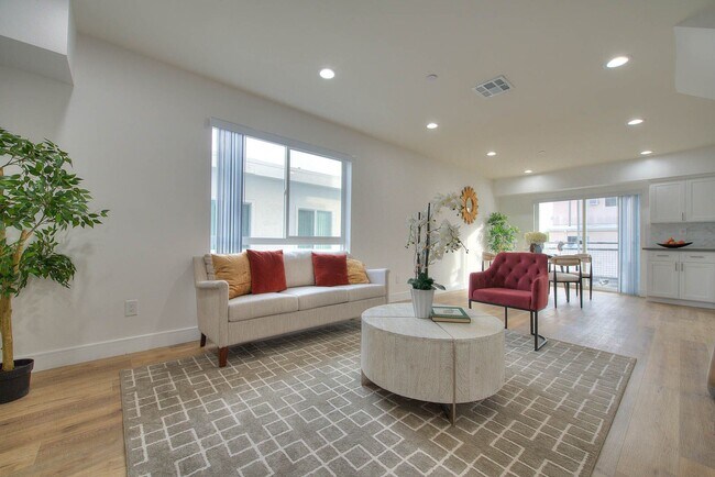 Building Photo - Luxury 2 & 4 Bed Townhomes in NoHo!