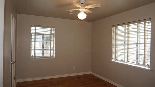 Building Photo - 4 BED 2 BATH 1 CAR GARAGE PLUS CARPORT IN STEVE PENNINGTON ADDITION