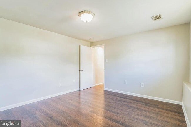 Building Photo - 14 Greystone Cir