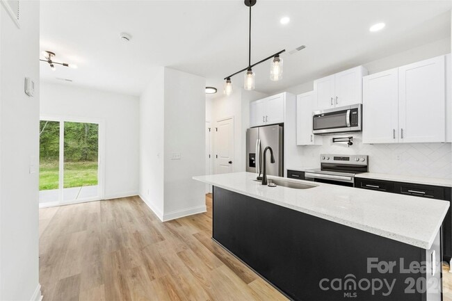 Building Photo - 2043 Green Oak Dr