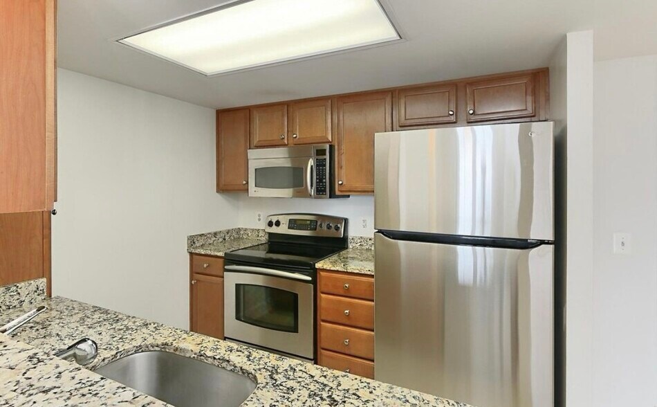 Building Photo - 11800 Sunset Hills Rd