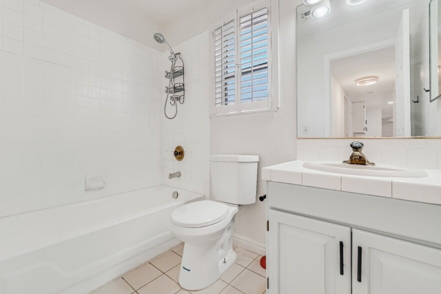 Downstairs Full Bath - 3052 Carlotta Cir