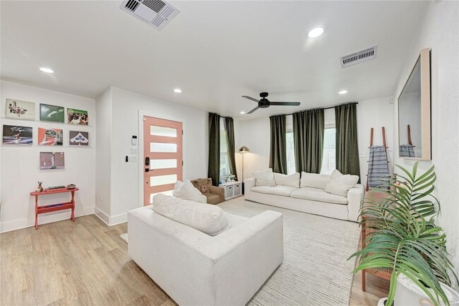 Building Photo - 1607 Sweetbriar Ave