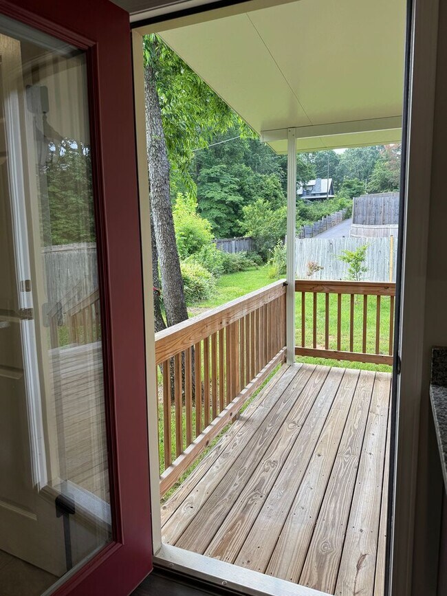 Building Photo - Oakley - Modern Three Bedroom