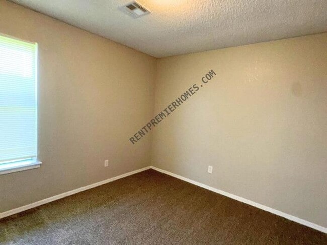 Building Photo - 8741 Hillridge Dr