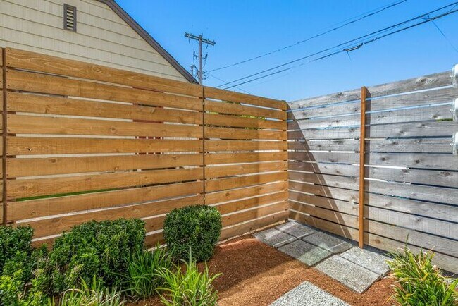 Building Photo - Sweet Ultra-Modern Air-Conditioned West Se...